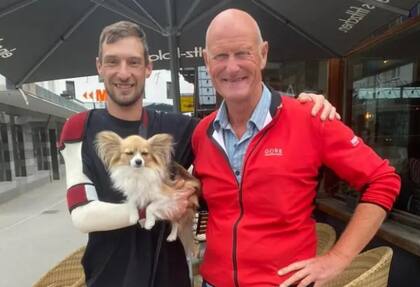 Después de salir del hospital Jan contactó con Ralf, el hombre que respondió a su llamada con el walkie-talkie.