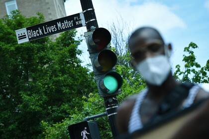 Después de siete días de protestas en la capital estadounidense por la muerte de George Floyd, la alcaldesa de Washington DC, Muriel Bowser, cambió el nombre de la sección de la calle 16 por "Black Lives Matter Plaza"