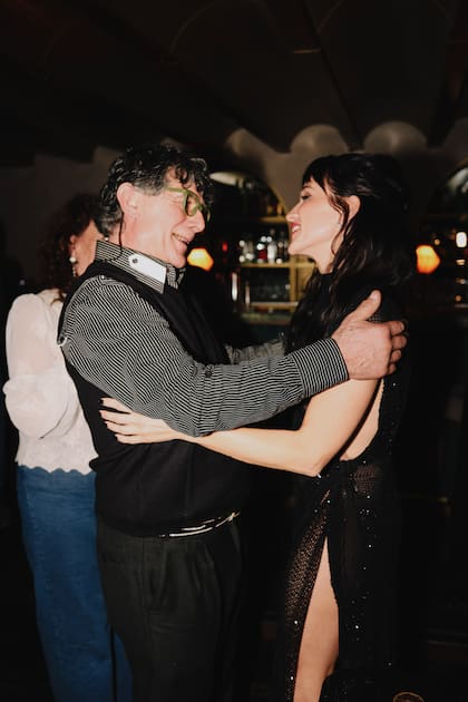 Después de soplar las velitas, la cumpleañera recibe el saludo de su suegro, Julio Heredia