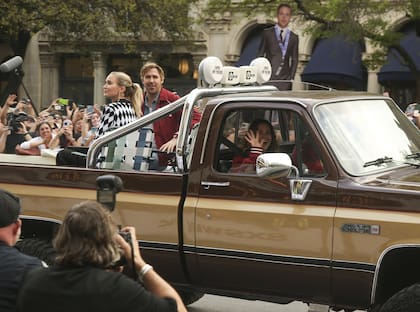 Después de su comentada performance en la última entrega de los premios Oscar, Ryan Gosling y su colega británica Emily Blunt pasearon sentados en reposeras ubicadas sobre la caja de una camioneta por las calles de Austin, Texas