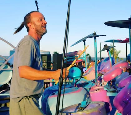 Después de su paso por el fútbol, Sebastián se dedicó de lleno a tocar la batería (Gentileza)
