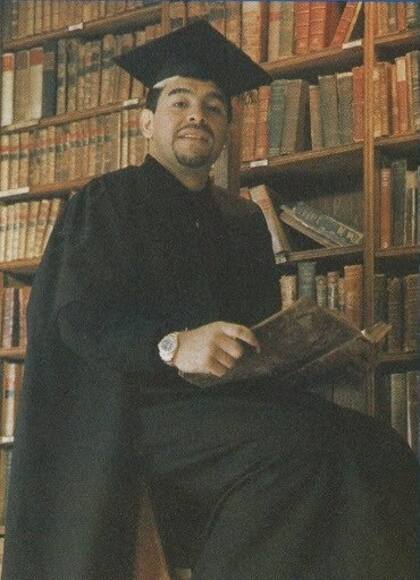 Después de su visita a Oxford, Diego Maradona protagonizó una simpática producción de fotos con toga y birrete