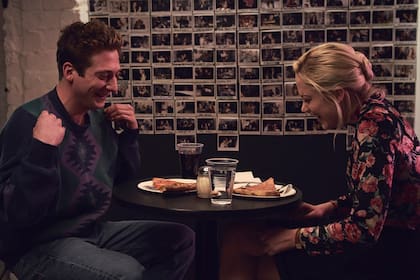 Elliot (Jeremy Allen White) y Mia (Maika Monroe), los protagonistas de una historia de amor atravesada por una grave enfermedad