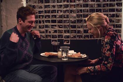 Elliot (Jeremy Allen White) y Mia (Maika Monroe), los protagonistas de una historia de amor atravesada por una grave enfermedad