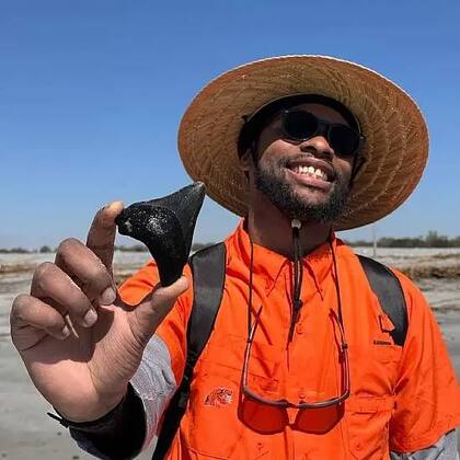 Después de tormentas fuertes, el equipo de Charleston Fossil Adventures en Carolina del Sur suele encontrar decenas de fósiles en un solo día