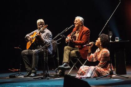 Después de tres bises, Caetano Veloso y Teresa Cristina cantan acompañados por Carlinhos 7 Cordas