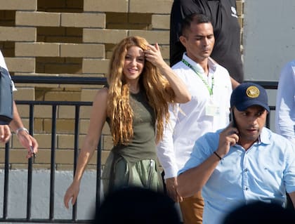 Después de triunfar sobre el escenario de los MTV VMA's en Miami, Shakira desembarcó con sus hijos en Colombia para visitar el colegio Nuevo Bosque Pies Descalzos, al cual asisten familias carenciadas. La cantante agradeció el apoyo de los cientos de fanáticos y seguidores que se reunieron fuera del establecimiento para expresarle su cariño u obtener una foto con ella