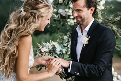 Después de un año de planificar su boda, los novios finalmente intercambiaron los anillos. Se conocieron en 2015 en Londres y desde entonces no se separaron. Ella está terminando un doctorado en Educación y él trabaja como director asociado en una compañía de inversiones.