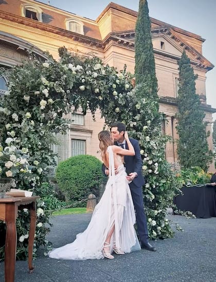 Después de un año de relación,
Máximo y Milagros dieron el
“sí, quiero”. Para la ocasión
ella eligió un sensual vestido
de corte irregular, de Gone, con
interior de encaje. Y él, un traje
de Hugo Boss.