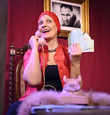 Después de un tiempo de estar en tierras españolas, Skell logró con su marido poner una escuela de teatro y también montar dos pequeñas salas, en donde presentan diferentes obras