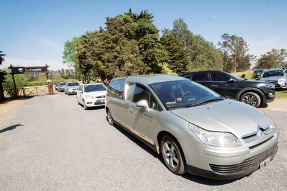 Después de una breve ceremonia íntima, el cortejo fúnebre partió desde La Campiña hacia el cementerio municipal de San Pedro.