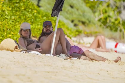 Después de unas vacaciones en familia en Aspen, Colorado, Heidi Klum y Tom Kaulitz fueron descubiertos en medio de una romántica escapada a St. Barth. La pareja disfrutó del sol y el mar turquesa del Caribe en la playa Gouverneur, donde fueron vistos a los besos