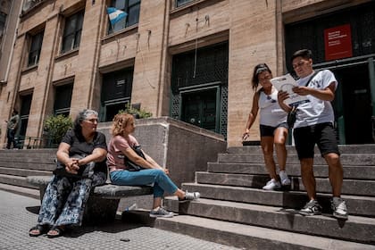 Después de varias horas de espera, salen los primeros pacientes atendidos