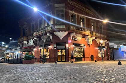 Después de varias mudanzas, desde hace 18 años Manolo recibe a turistas y locales en la esquina de Bolívar y Cochabamba.