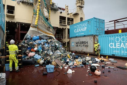 Después de varias pruebas, la red de The Ocean Cleanup removió 28.000 kilos de plásticos del mar