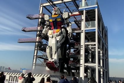 Después de varias pruebas preliminares, los creadores del robot Gundam presentaron de forma oficial los movimientos que realiza la enorme estructura de 18 metros de alto