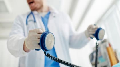 Después de varios intentos para estabilizar a Ramírez, los médicos tuvieron que desfibrilar a la paciente