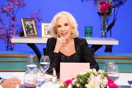 Después de varios meses de negociación, Mirtha Legrand volvió a ocupar la cabecera de su "mesaza".