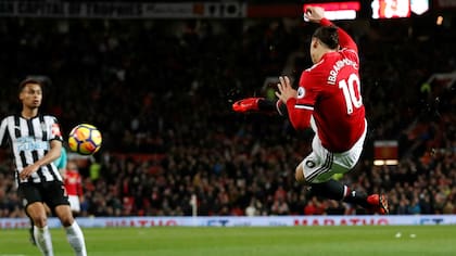Ibrahimovic y una de sus piruetas en Old Trafford; Rojo contó que tenía una gran relación con el talentoso sueco
