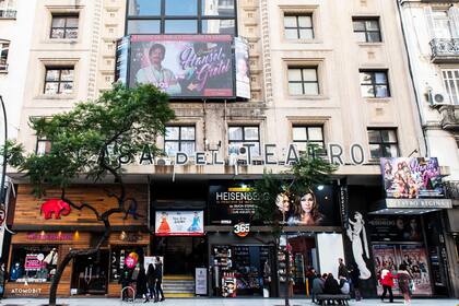 Después de ver alguna de las obras del Teatro Regina, La Leyenda te espera con sus pizzas a la piedra
