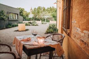 El nuevo restaurante de una conocida chef, con mesas en el jardín y menú campestre