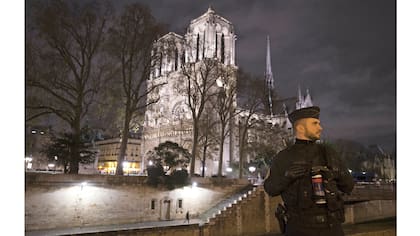 Después del 13N, los parisinos se acostumbraron a ver militares día y noche, a escuchar sirenas todo el tiempo, a los controles de bolsos y a los mensajes por altoparlantes