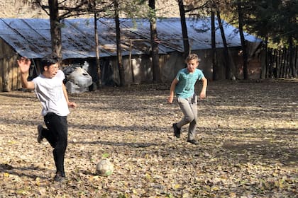 Después del almuerzo, Tiziano aprovecha para jugar un rato al fútbol con sus primos y su tío abuelo