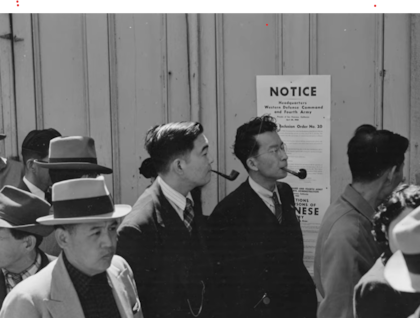 Después del ataque a Pearl Harbor en 1941, el gobierno de los Estados Unidos consideró a los japoneses-americanos como una amenaza, aunque muchos eran ciudadanos estadounidenses. En la imagen, hombre de origen japones leen el aviso colocado por el gobierno que ordena su traslado a los campos de reclusión