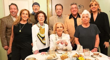 Después del clásico té de los domingos en casa de Mirtha, Marcela, Teté y Dany Mañas partieron para ver el estreno de Juanita.