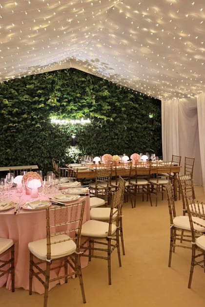 Después del cocktail en el living, la comida se sirvió en el jardín, que entoldaron previendo la lluvia que se desató a medianoche