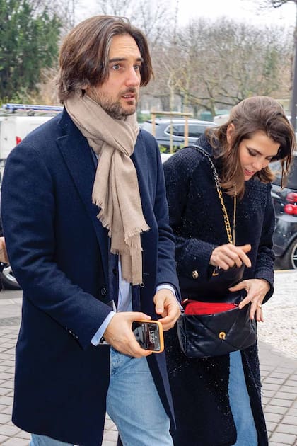 Después del desfile, Charlotte y Dimitri Rassam –su marido desde 2019 padre de su hijo, Balthazar (3)– asistieron a un almuerzo privado de la maison francesa en el restaurante La Réserve.