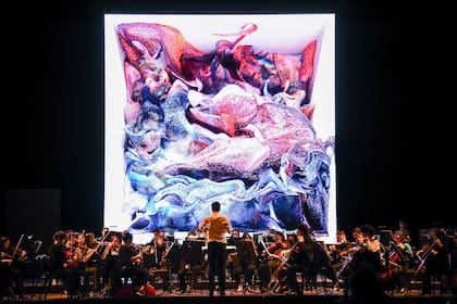 Después del gran debut en el Teatro Colón, la obra de arte digital de Refik Anadol se presentará en la plaza pegada al Museo Sívori



