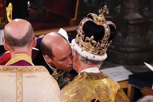 Después del homenaje de la sangre real, a cargo del príncipe de Gales, Carlos III, emocionado, le dijo: “Gracias, William”.


