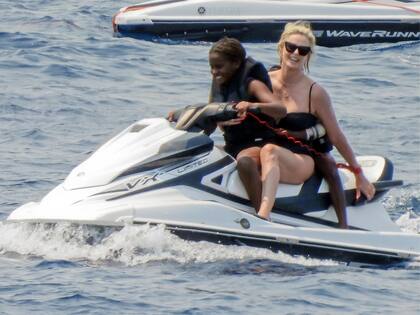 Después del inflable... ¡la moto de agua! La actriz dejó que Jackson y August tomaran las riendas de la diversión y juntas se dedicaron a saltar olas en el mar