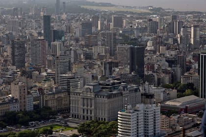 Después del piso 43 la vista de la Ciudad es 360 grados ya que supera la línea de los 180 metros de los otros edificios de la zona. Imagen del Centro Cultural Kirchner a 235 metros.