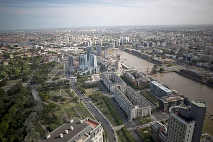 Después del piso 43 la vista de la Ciudad es 360 grados ya que supera la línea de los 180 metros de los otros edificios de la zona