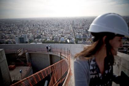 Después del piso 56 hay un sector de sala de máquinas y mantenimientos que culmina en la cúspide del edificio en forma de un forma circular