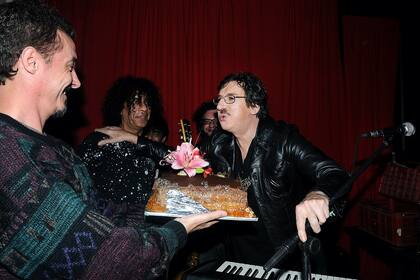 Después del show en Vélez, los festejos siguieron en un bar de Palermo. Pedro Aznar le acercó la torta de cumpleaños. Atrás, el Negro García López y Gillespi