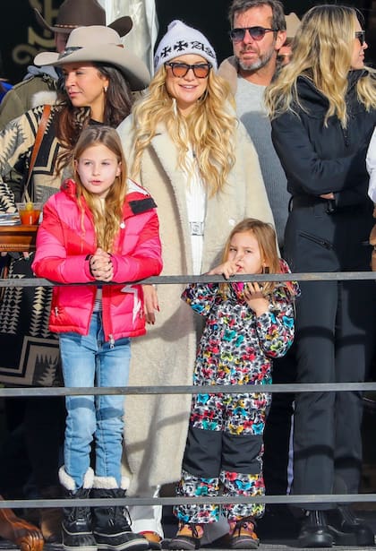 Ahora sí relax en familia. Kate Hudson junto a sus hijas vieron un partido de polo