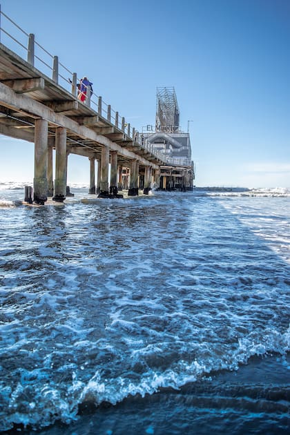 Después del violento temporal de 1924 que destruyó el muelle anterior, se proyectó una estructura modular única: cada tramo está conectado, pero se puede desmontar y reemplazar sin afectar los demás