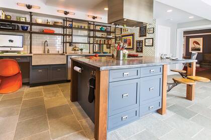 La cocina tiene un hall y, además de conectarse con el ‘comedor formal’, está unido a otro diario.