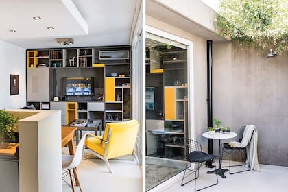 DESPUÉS. La claridad del cemento alisado elegido y el vidrio como toda división con el patio inundaron de luz y aumentaron la sensación de espacio.