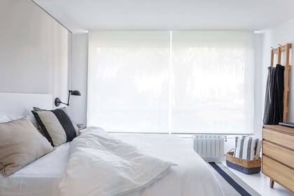 DESPUÉS: la disposición de un gran ventanal y dos aberturas más pequeñas permitió hacer un vestidor frente a la cama sin perder luminosidad.