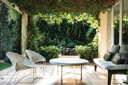 Después. La galería aloja una escultura cuya presencia, fuerte, es compensada por muebles más livianos y de líneas más finas.