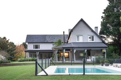 Después. La ubicación de la nueva pileta (alejada de la casa y hacia el jardín posterior) se conectó con un sendero lateral que facilita el acceso.