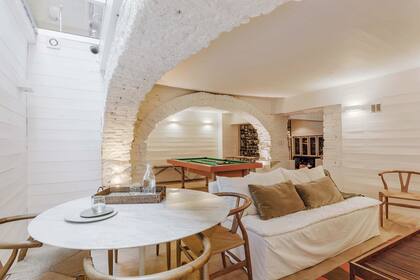 DESPUÉS: revestido íntegramente en madera pintada de blanco, se generó un espacio para adultos, donde jugar a las cartas o ver cómodamente una película. El lavadero se trasladó al segundo piso, con salida directa a la terraza.