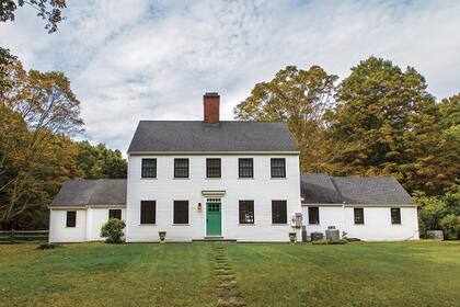 Afuera, el cambio visible fue pintar el siding de madera de blanco y la puerta en un simpático verde.