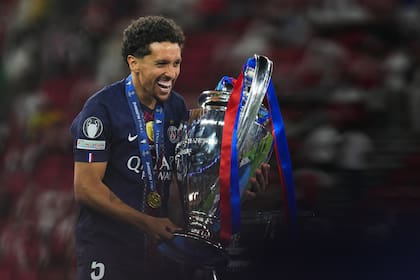 Después sí, Marquinhos celebra; el brasileño sostiene por segundo año seguido la Orejona, como capitán de Paris Saint-Germain.