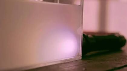 Después, solo necesitas una linterna para ver los tonos azules cerca de la fuente de luz.