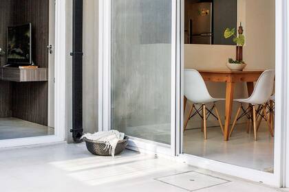 DESPUÉS. Un tratamiento semanal con cera mantiene el acabado brillante del cemento alisado.